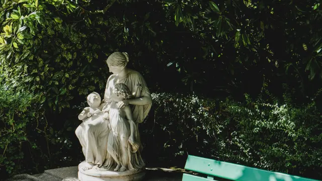 Statue dans le jardin des plantes de Coutances