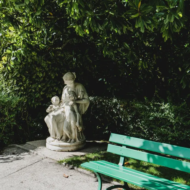 Statue dans le jardin des plantes de Coutances