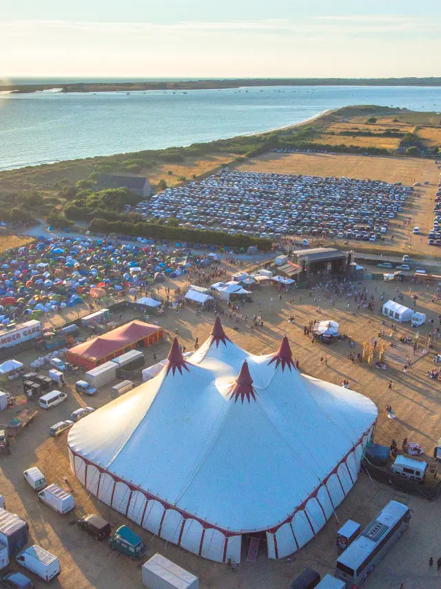 Vue aérienne du festival Chauffer dans la Noirceur