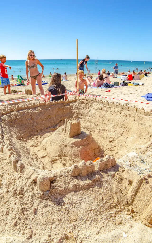 Un grand château de sable sur la plage d'Agon Coutainville