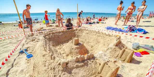 Un grand château de sable sur la plage d'Agon Coutainville