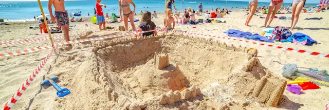 Un grand château de sable sur la plage d'Agon Coutainville