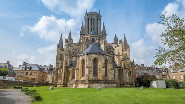 Cathédrale de Coutances avec des flèches pointues et des vitraux