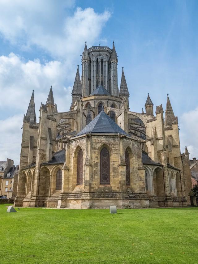 Cathédrale de Coutances avec des flèches pointues et des vitraux
