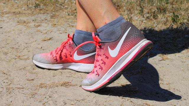 Pieds portant des chaussures de sport rouges et grises avec des chaussettes grises