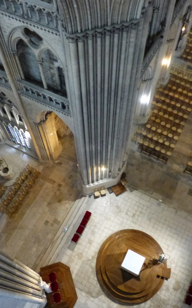 Vue depuis les hauteurs de la cathédrale de Coutances sur le choeur