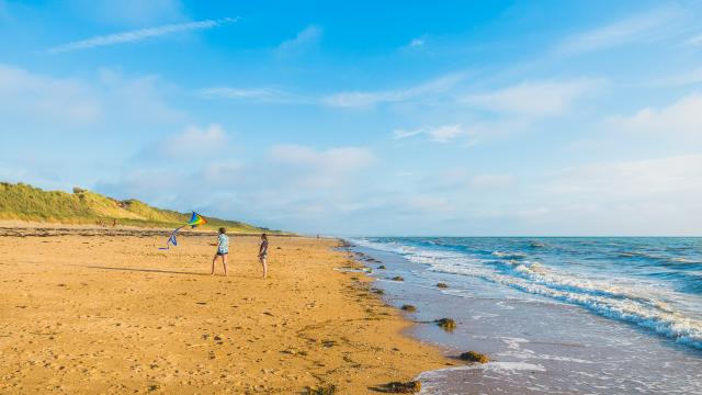 Plage de Annoville, enfants jouant au cerf-volant