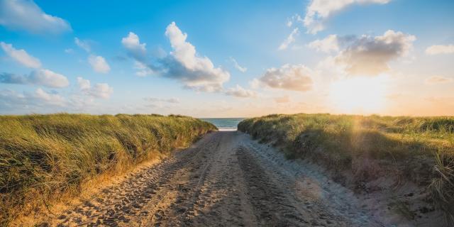 Chemin de sable menant à la mer sur la plage de la pointe d'Agon