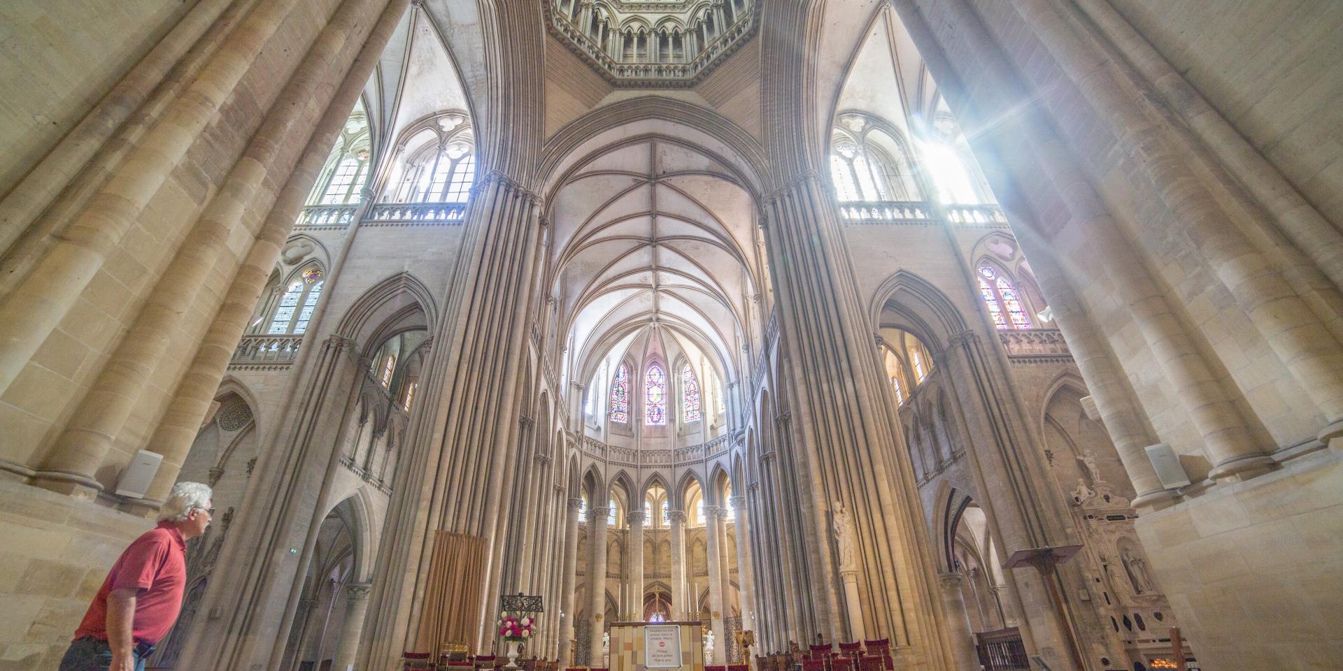 Vue de l'intérieur de la cathédrale de Coutances