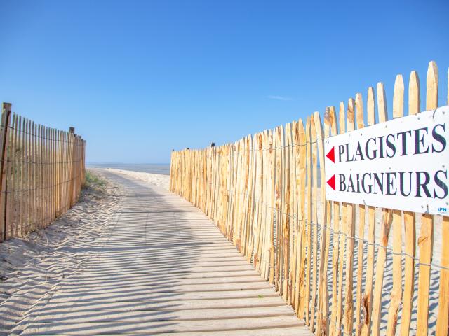 Chemin aménagé sur la plage de Hauteville sur Mer