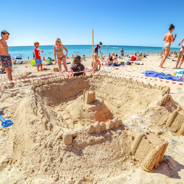 Un grand château de sable sur la plage d'Agon Coutainville