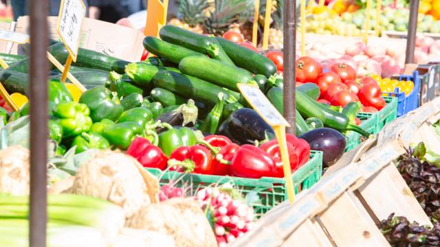 Étalage de légumes frais sur un marché