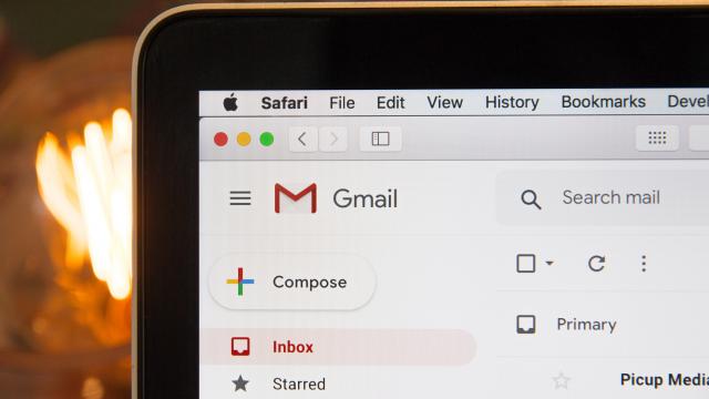 Écran d'ordinateur affichant l'interface Gmail sur le navigateur Safari
