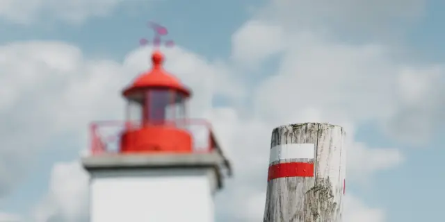 Balisage de randonnée devant le phare de la pointe d'AGon