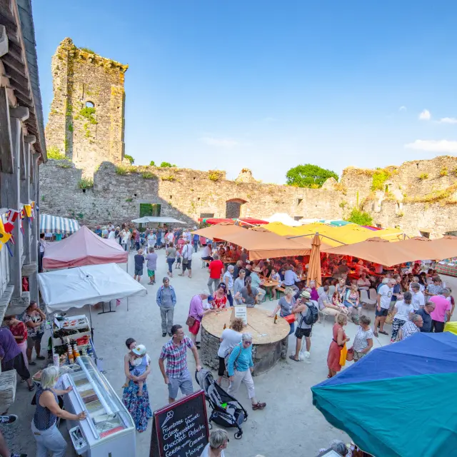 Marché animé dans la cour du château de Regnéville sur Mer