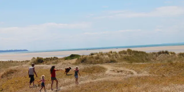Une famille marche avec son chien dans le havre de la Vanlee
