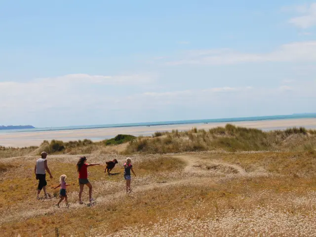 Une famille marche avec son chien dans le havre de la Vanlee
