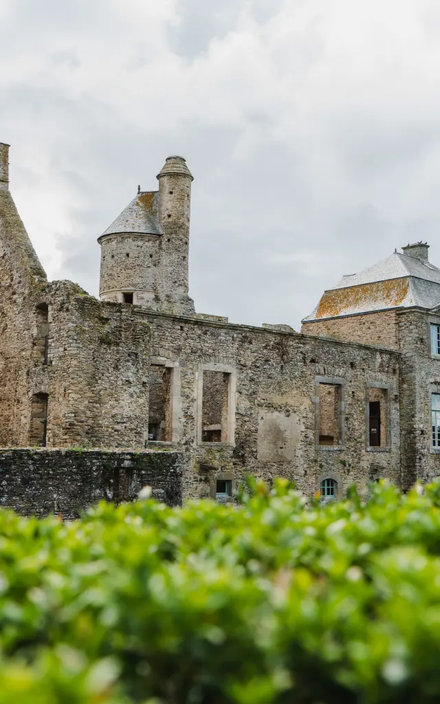 Château de Gratot par temps gris