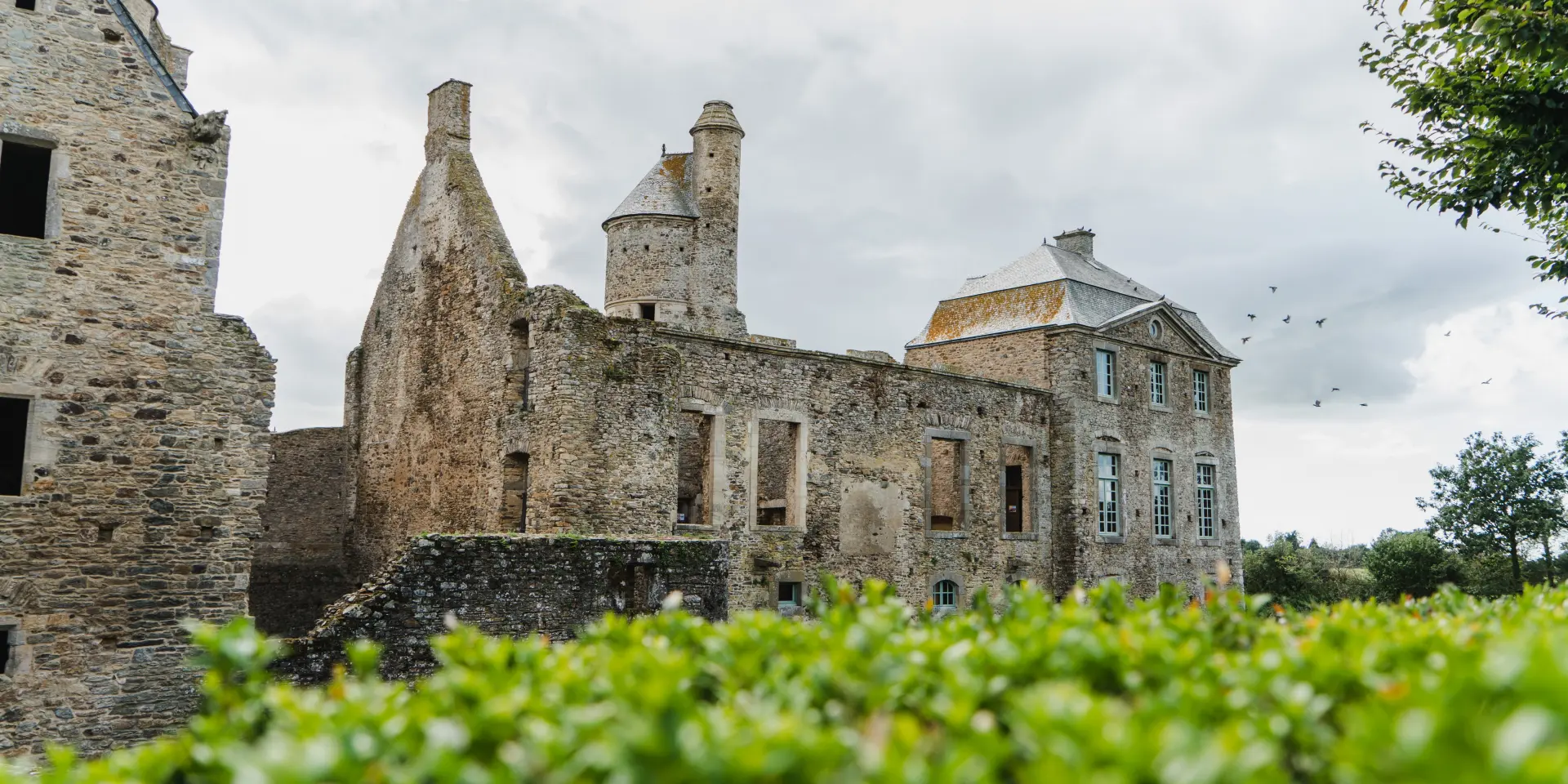 Château de Gratot par temps gris