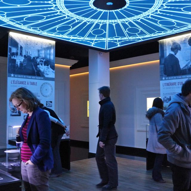 Personnes visitant une exposition sur le Titanic à la cité de la mer de Cherbourg