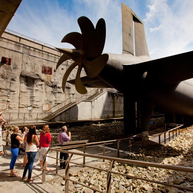 Vue du sous marin le redoutable avec un groupe de visiteurs