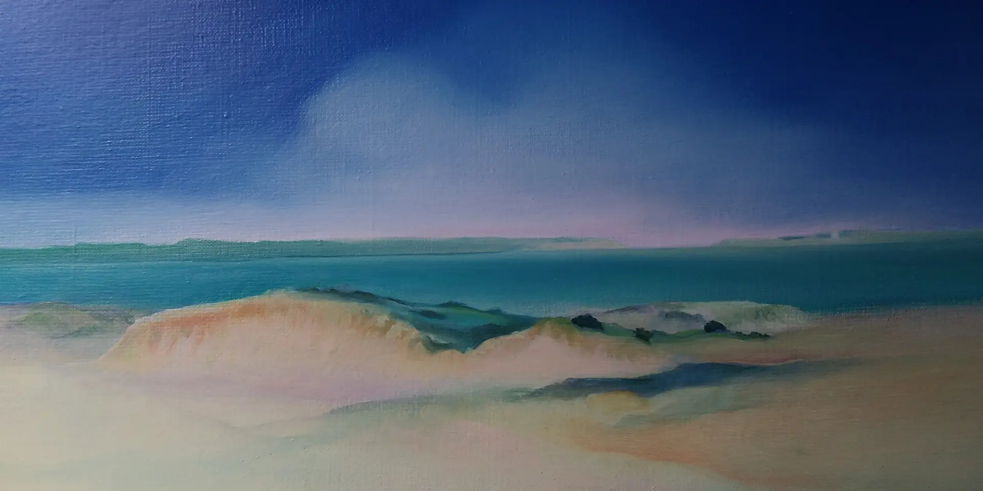 Ciel étoilé au-dessus d'une plage avec des vagues et des nuages