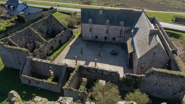 Le château de Regneville vu du donjon