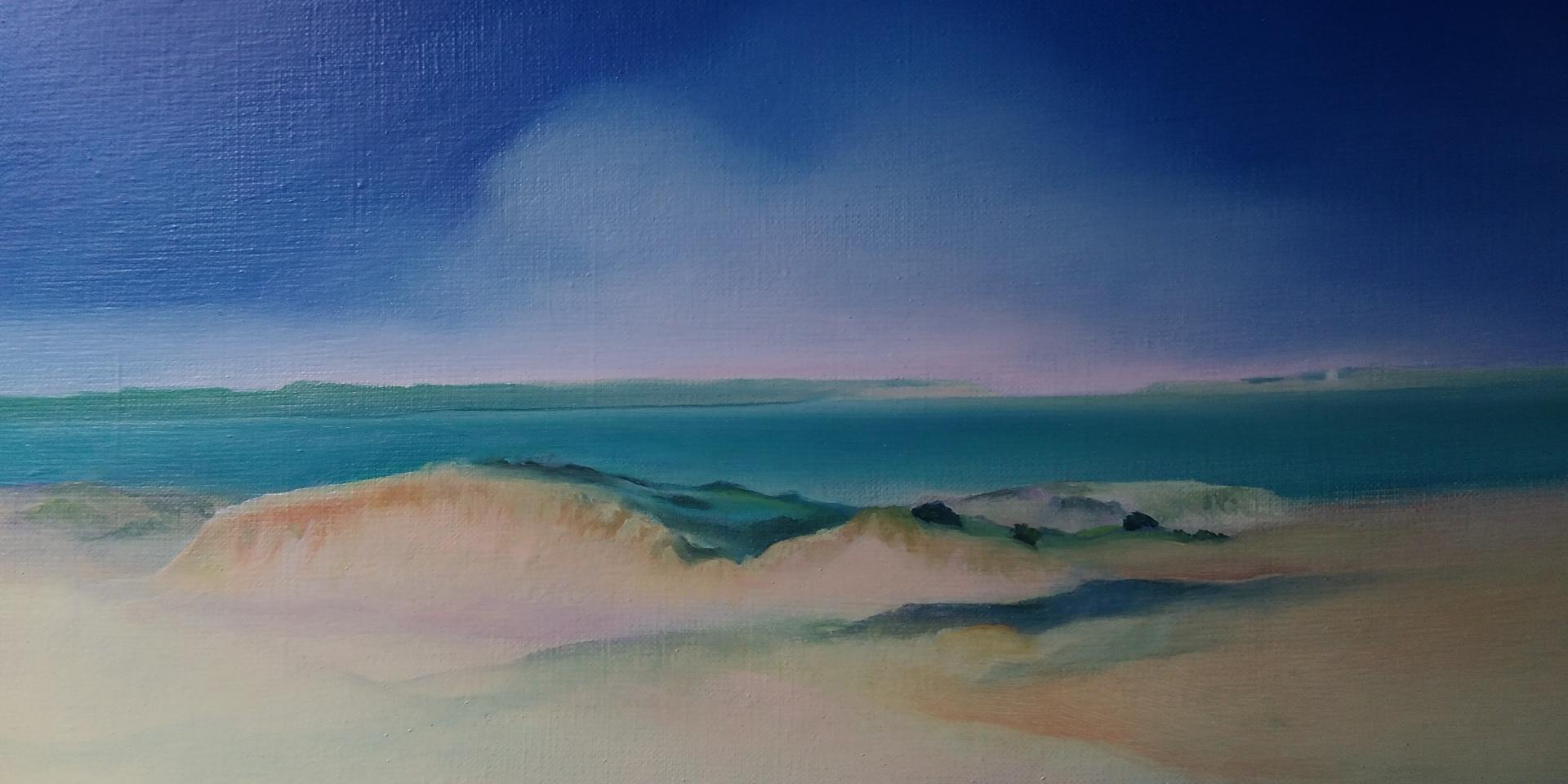 Ciel étoilé au-dessus d'une plage avec des vagues et des nuages