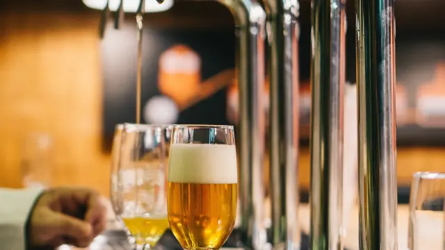 Verres de bière à la pression sur un bar