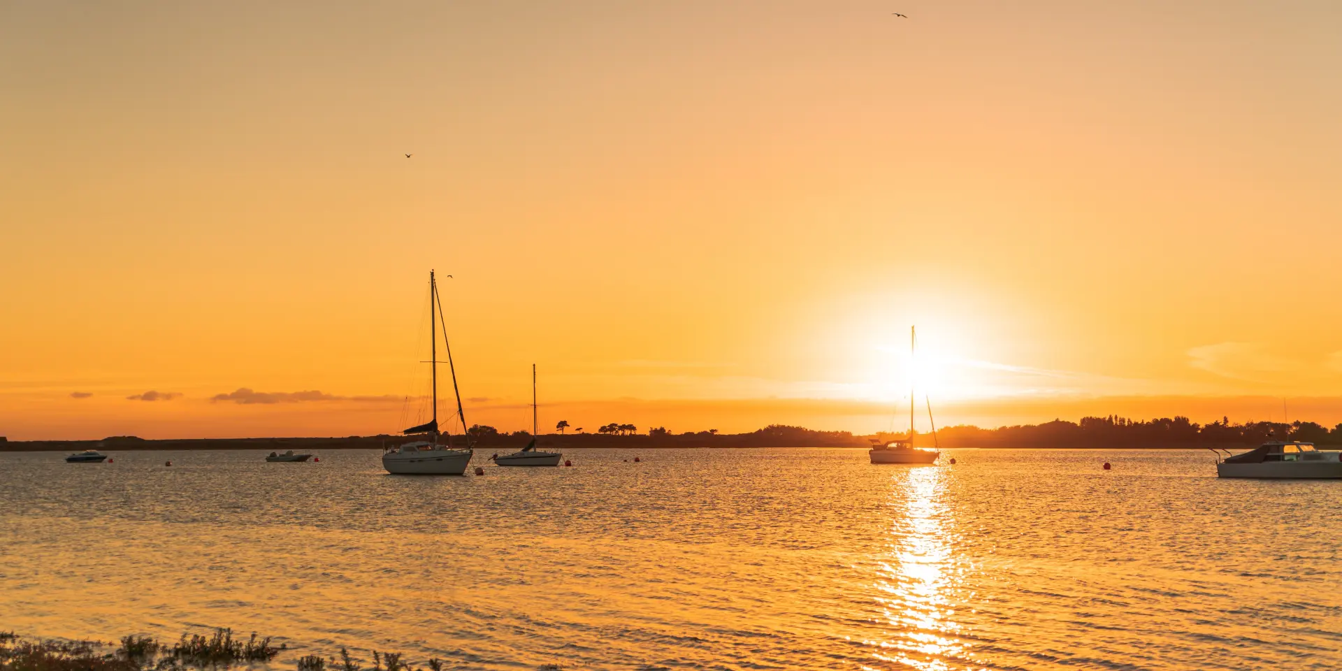 Boote auf dem Wasser beim Sonnenuntergang