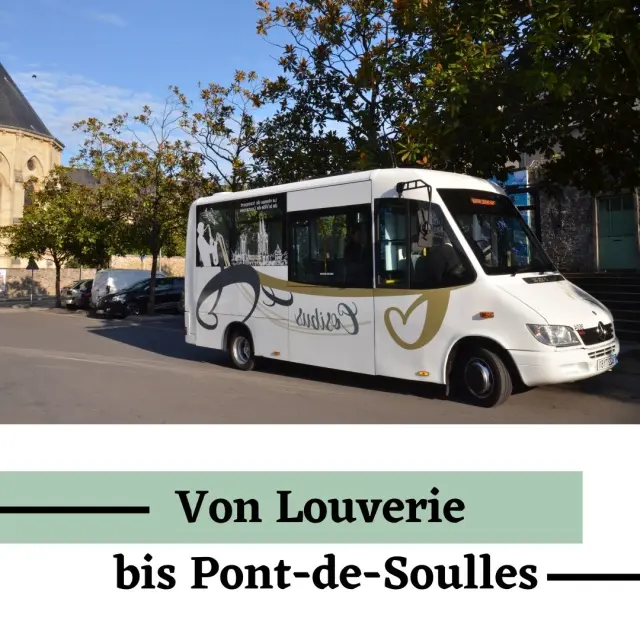 Ein weißer Bus mit einem schwarzen und beigen Logo, der in einer Straße geparkt ist