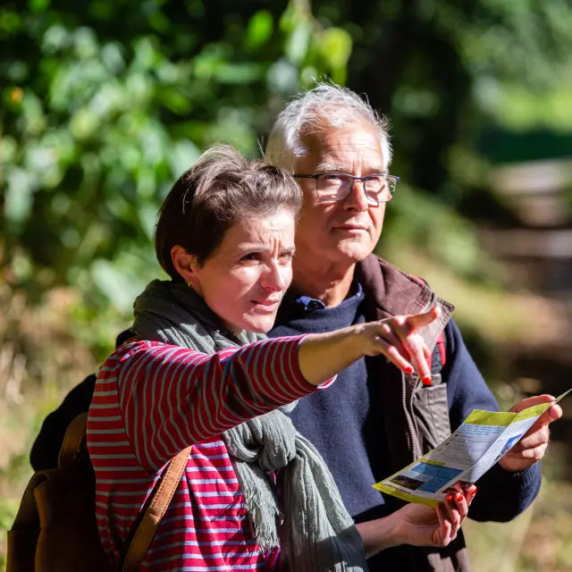 Deux randonneurs consultent un itinéraire de Coutances Tourisme