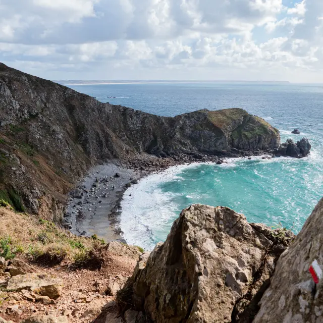 Ansicht einer Bucht mit Klippen und einem kleinen Strand