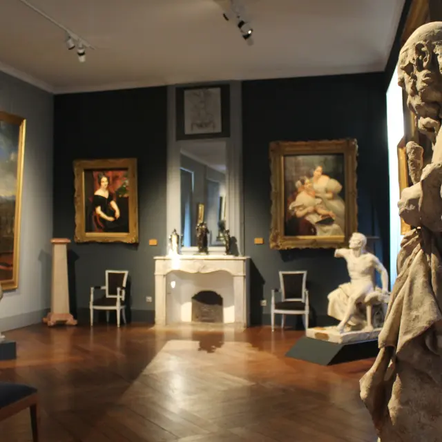 Salle d'exposition avec des peintures et des sculptures classiques au Musée Quesnel Morinière de Coutances