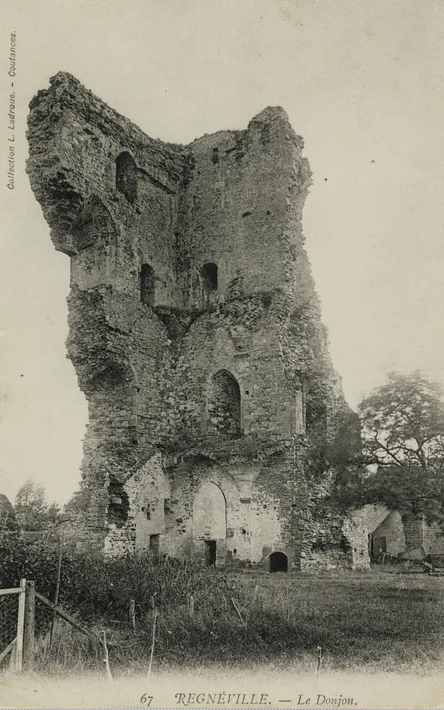 Ancien donjon en ruines avec des fenêtres et des arches visibles