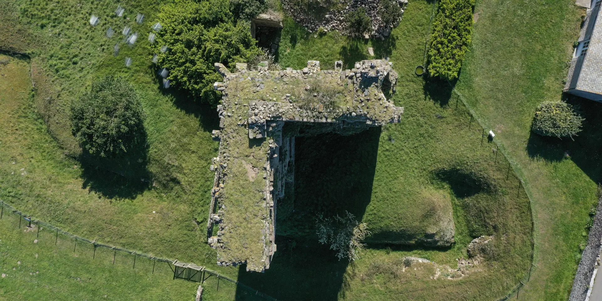 Vue aérienne de ruines médiévales de la tour détruite du château de Regneville