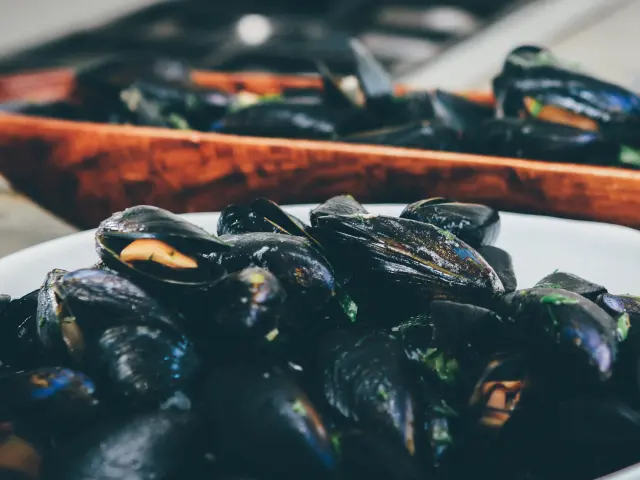 Bol de moules cuites avec des herbes