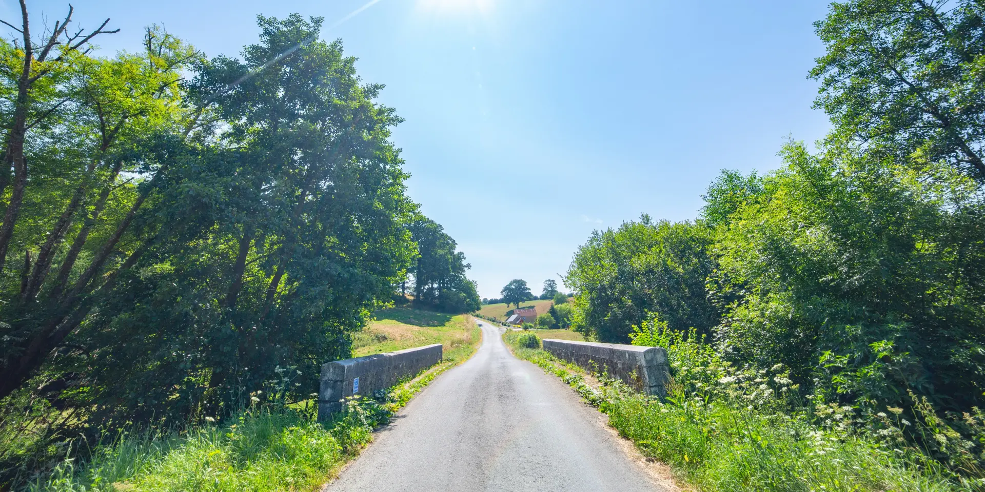 Petit pont de pierre dans le bocage