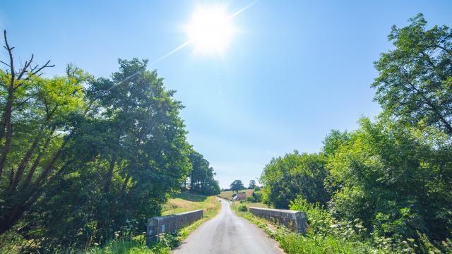 Petit pont de pierre dans le bocage