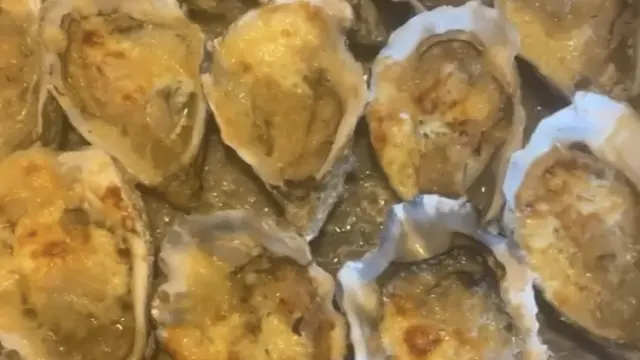 Huîtres grillées avec du beurre et des herbes
