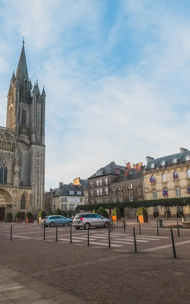 Place du parvis à Coutances