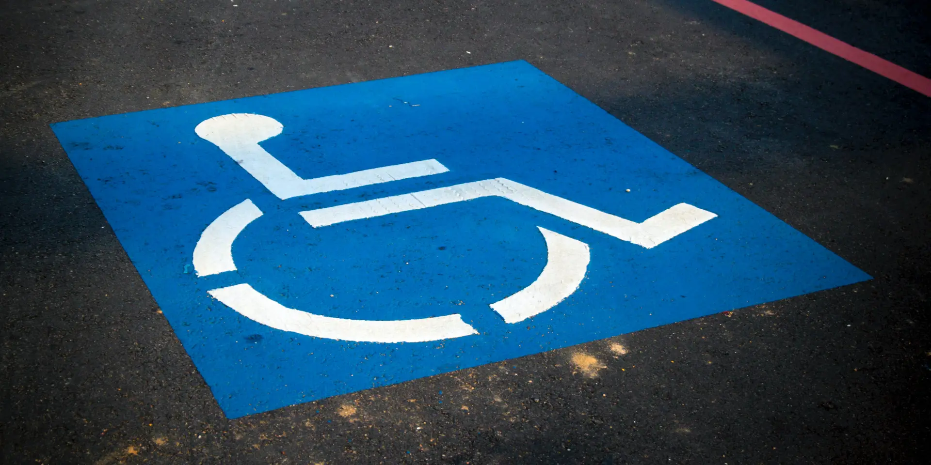 Place de parking réservée aux personnes handicapées