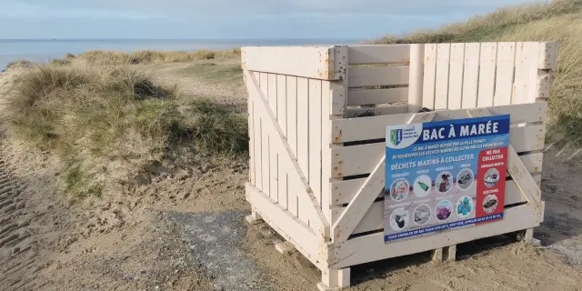 Tide bin for waste on a beach