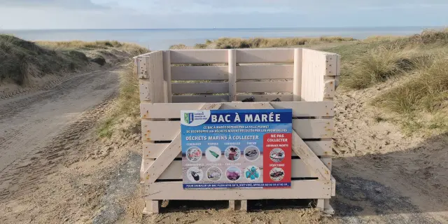 Tide bin for waste on a beach