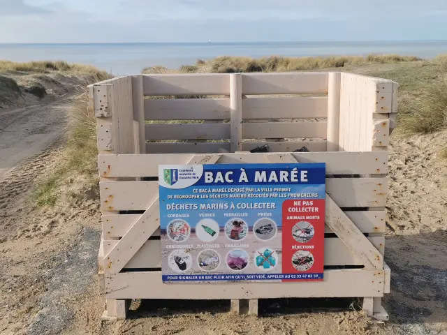 Tide bin for waste on a beach