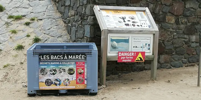 Tide bins for marine waste collection