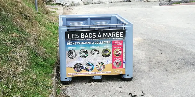 Tide bin for marine waste with images of waste to collect