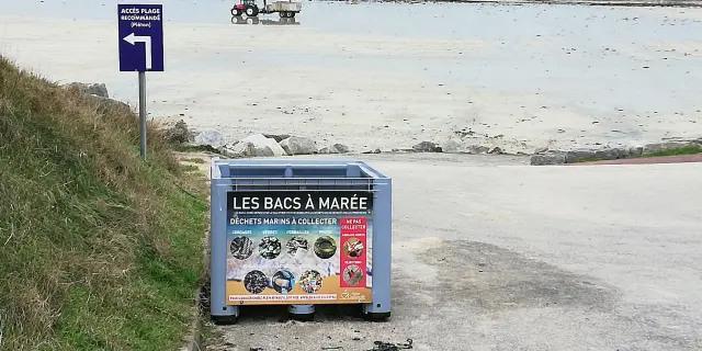 Tide bins for marine waste on a beach