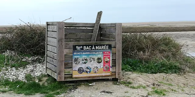 Wooden tide bin with waste collection poster