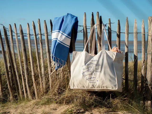 Serviette de plage bleue et blanche et sac de plage - Boutique souvenirs de Coutances Tourisme